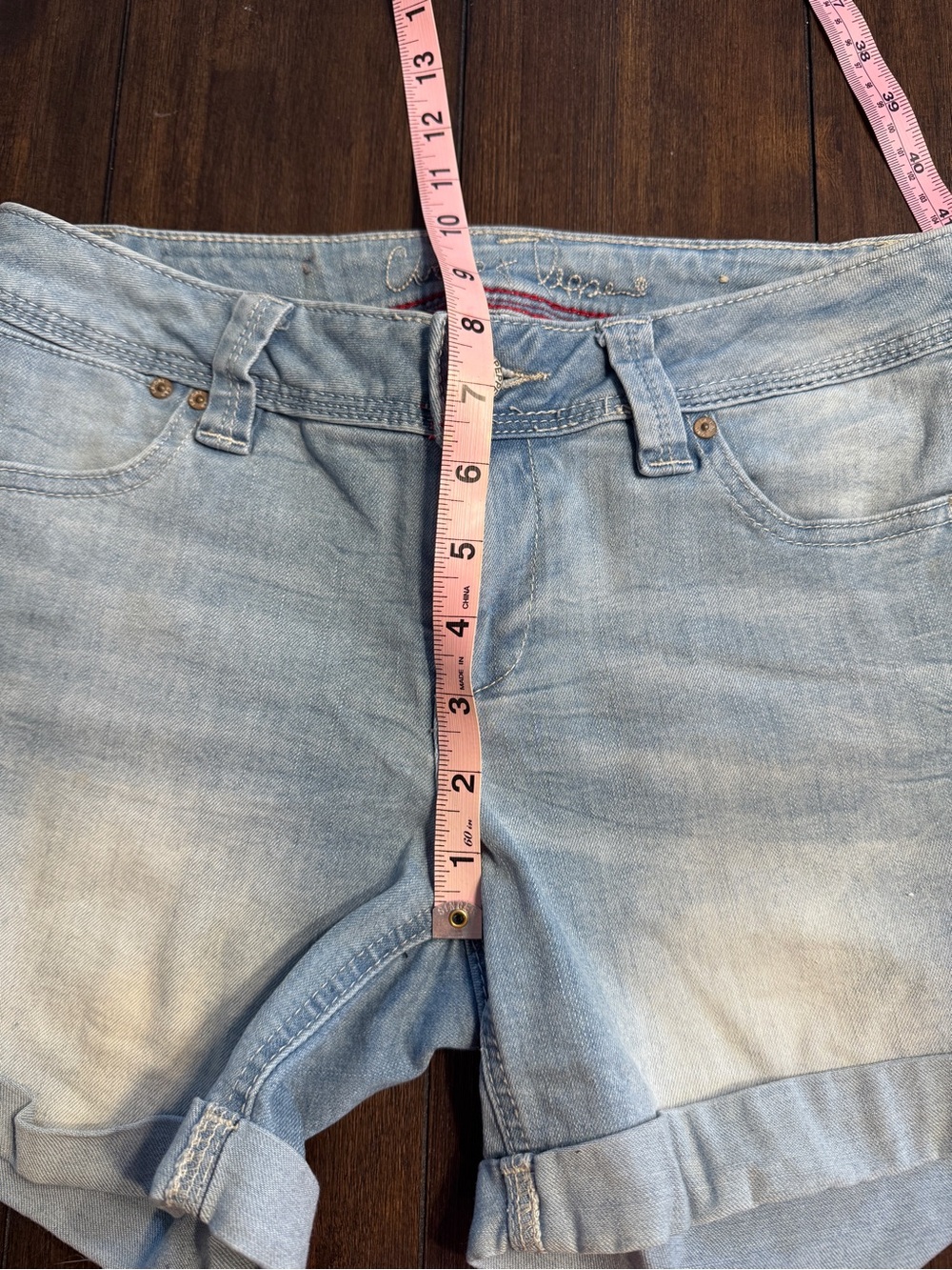 Chip & Pepper California Malibu Mid Rise Denim Shorts S 26 Light Wash Cuffed - Picture 10 of 12